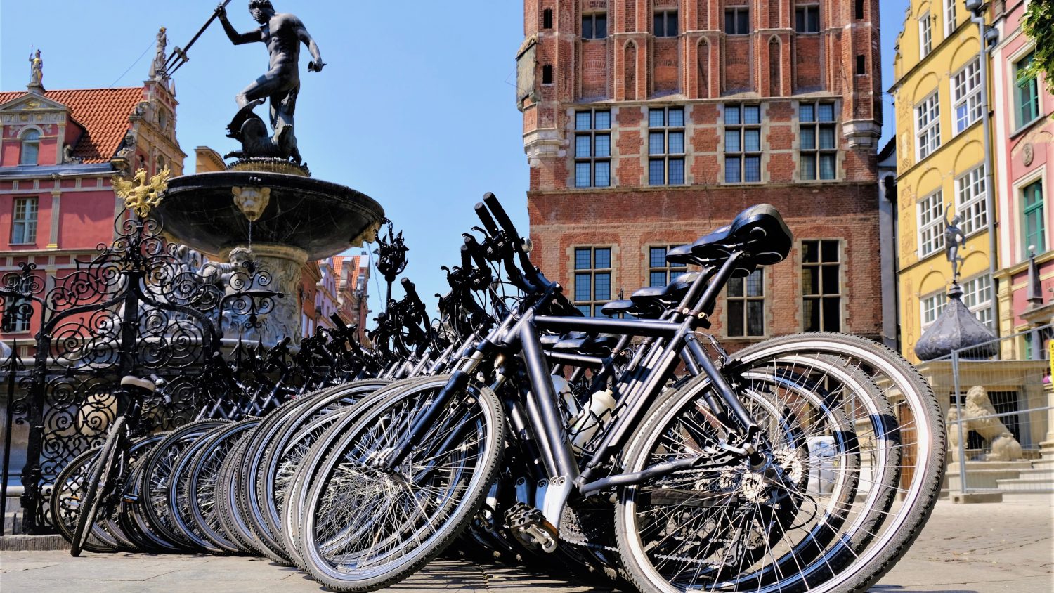 Polska, Gdańsk - rowery przy Fontannie Neptuna na ulicy Długiej